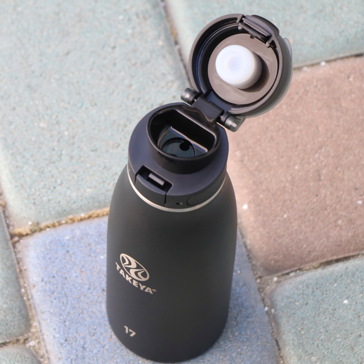 traveler-fliplocktm-lid-k8 96076-R-TravelerLid-Lifestyle-Onyx.png